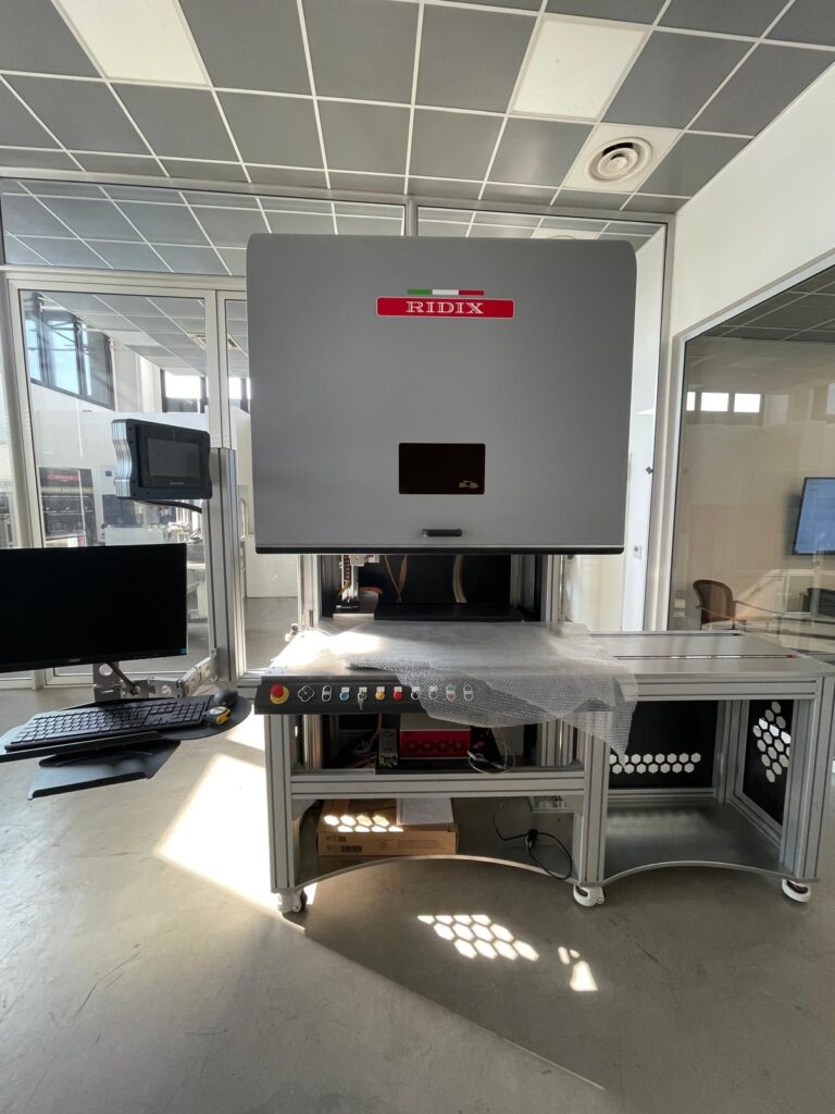 Marcatrice Laser con struttura cambio pallet